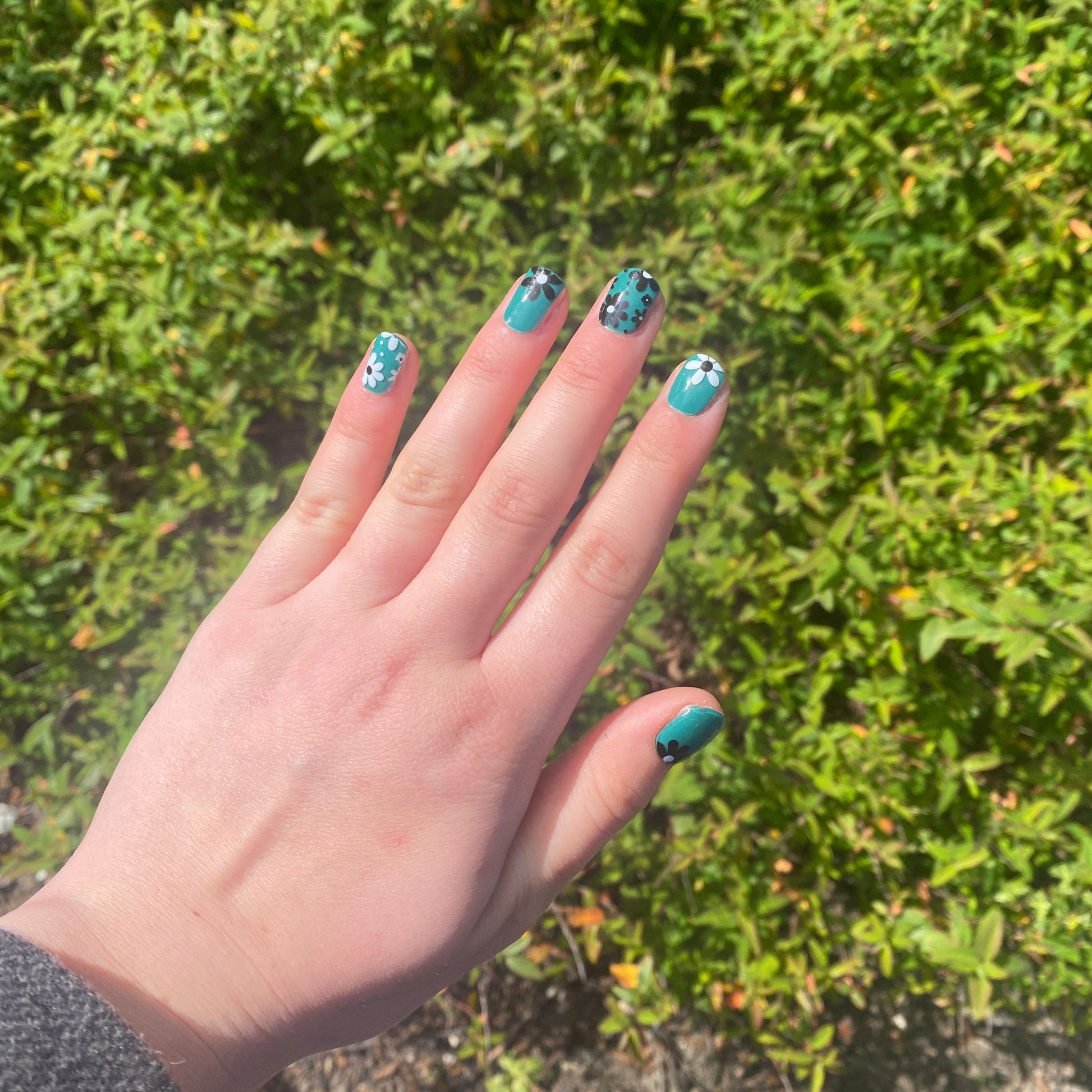 The model is wearing Green Sea - Gel with on top Flawless Flowers